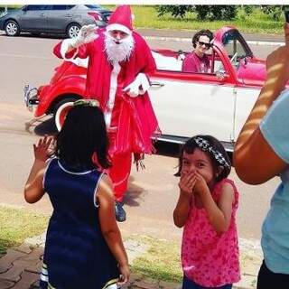 Crianças surpresas e animadas com a chegada do Papai Noel. (Foto: Reprodução/Facebook)