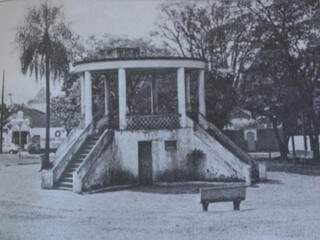 Coreto da Praça Cuiabá mantém a estrutura de  1930, mas o banco foi retirado (Foto: Arquivo Arca)