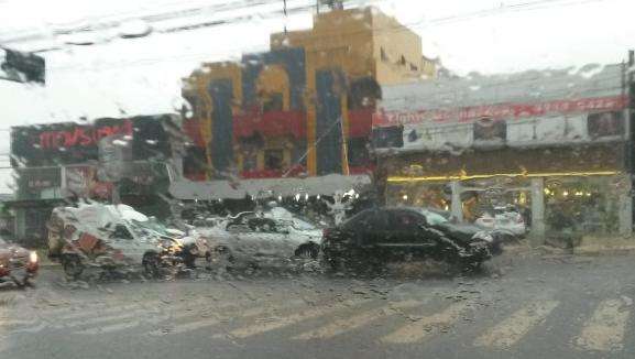 Engavetamento congestiona transito na avenida Eduardo Elias Zahran