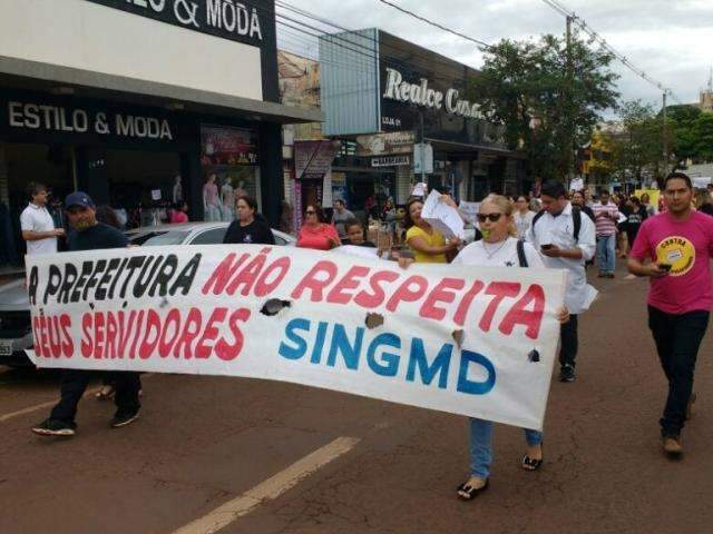 Sem 13&ordm; sal&aacute;rio, servidores da prefeitura protestam nas ruas