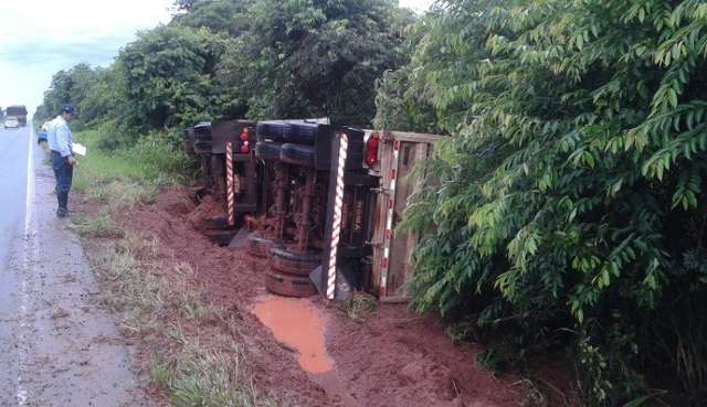 Por Causa De Chuva Forte Motorista Perde Controle De Dire O E Tomba