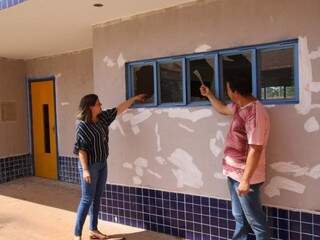 Escola municipal de Dourados com vidros quebrados; secretário foi convocado pela Câmara (Foto: Divulgação)