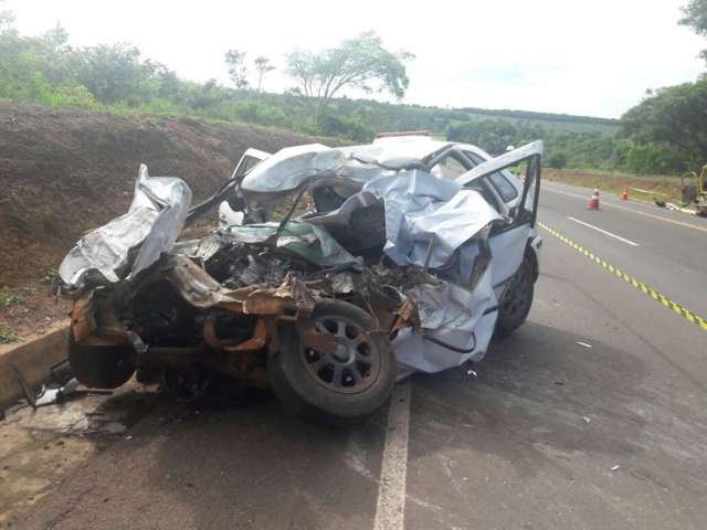  Colis&atilde;o frontal entre carro e caminh&atilde;o deixa quatro mortos na BR-163