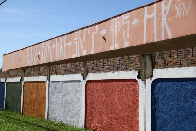Bandidos invadem escola, incendeiam sala e picham amea&ccedil;a em muro