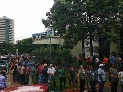 Para tirar taxa de lixo, centenas se preparam para passar o dia em fila