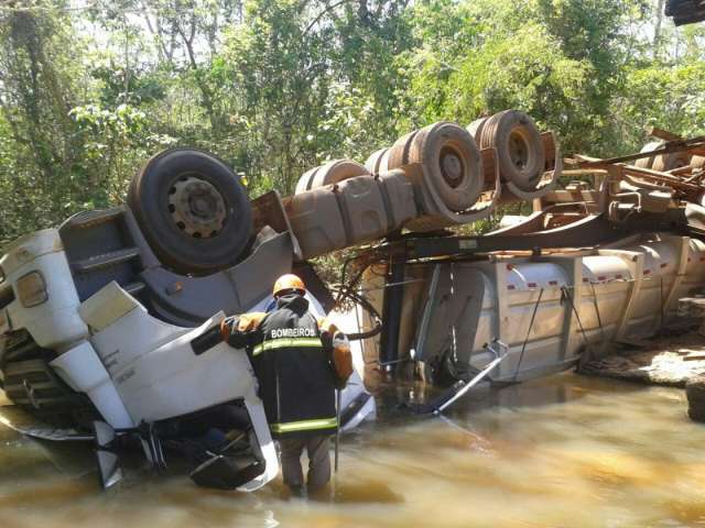 Ponte quebra, caminh&atilde;o cai e acidente mata condutor e duas crian&ccedil;as