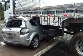 O Ford Ka do ex-secretário estadual Aldayr Heberle foi parar embaixo do caminhão; o caminhoneiro fez retorno em local proibido, segundo a PRF (Foto: PRF-RS/Divulgação)