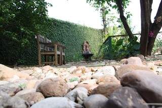 Belo jardim tem pedras no chão e fonte ao fundo. (Foto: Marcos Ermínio)