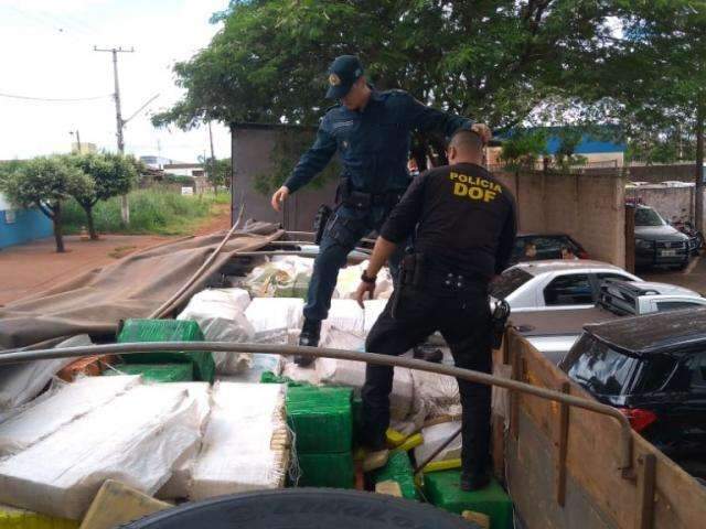 DOF prende motoristas e batedores com sete toneladas de maconha