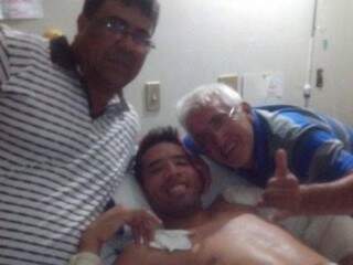 Familiares ao lado do jogador de futebol, que ainda está no hospital (Foto: Divulgação/Caarapó News)