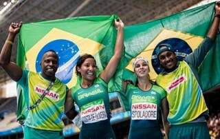 As brasileiras Silvânia Costa e Lorena Spoladore comemorando a conquista do ouro e do bronze (Foto: Reprodução/ Twitter CPB)