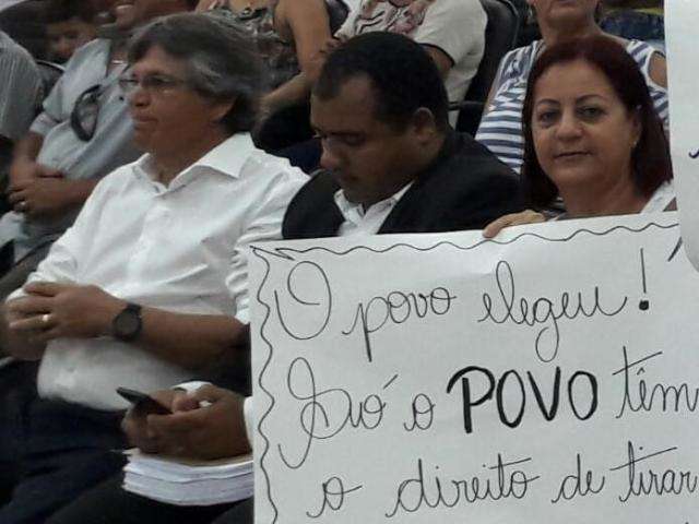 Prefeito &eacute; cassado por ceder estrutura da prefeitura para empresa fazer obras