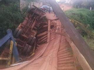 Ponte desabou e caminhão tombou, caindo dentro do córrego (Foto: Tião Prado/Ponta Porã Informa)
