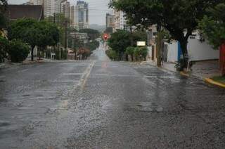 Chovendo desde 2h30, Defesa Civil já atendeu nove ocorrências. (Foto: Viviane Oliveira)