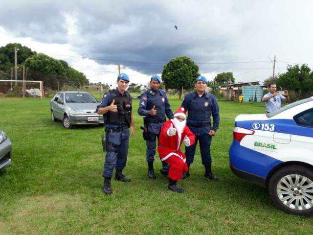 Papai Noel chega mais cedo e distribui presentes para mais de 100 crian&ccedil;as 