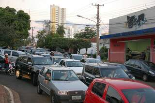 Trânsito ficou congestionado na rua 15 de Novembro por causa do acidente com 5 carros. (Foto: Fabiano Arruda)