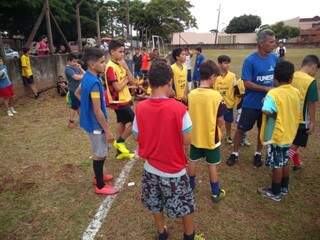 Quatro equipes da escolinha pública durante evento no bairro Pioneiros (Foto: Leonardo Rocha)