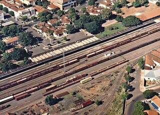 Imagem aérea da estação de Araçatuba, na década de 1970. (Foto: Arquivo do Museu Araça)