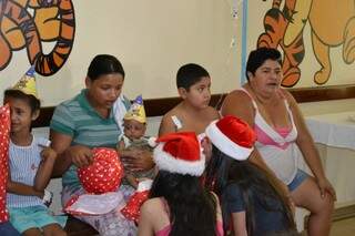 Alunos entregam brinquedos e mães se emocionam. (Foto:Pedro Peralta)
