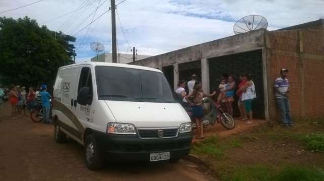 Marido encontra mulher morta com v&aacute;rias facadas pelo corpo