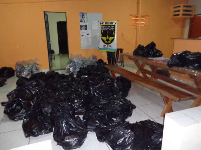 Carro com placas de GO transportava R$ 13 mil em mercadorias contrabandeadas