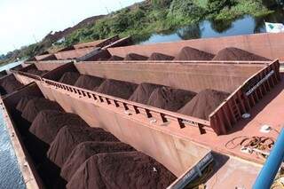 Minério de ferro sendo transportado para exportação. (Foto: Correio de Corumbá)