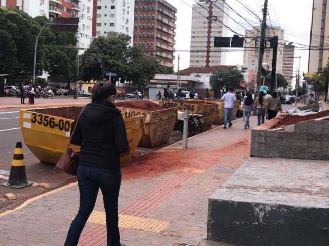 Ca&ccedil;ambas ocupando vagas na regi&atilde;o central incomodam motoristas