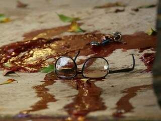 Chave de carro e óculos caídos em meio ao sangue da vítima (Foto: André Bittar)