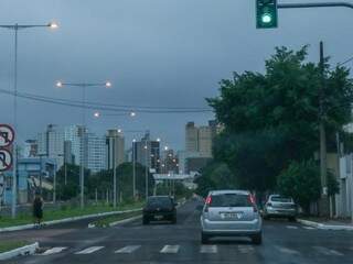 Quinta-feira amanheceu com céu nublado em Campo Grande e a previsão é de mais chuva. (Foto: Henrique Kawaminami)