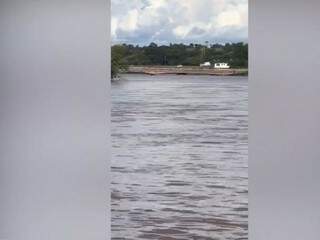 Imagem do Rio Coxim, afluente do Taquari, ontem: há trinta dias, município mantém alerta para região (Reprodução/vídeo)