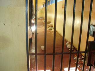 Presos atiram pedaços de muro no corredor das celas. 