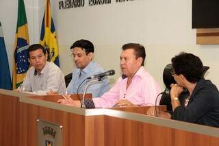 Vereador Valdir Gomes (camisa rosa) durante sessão da comissão que acompanha demissões de terceirizados da Omep e Seleta. (Foto: Divulgação/CMCG)