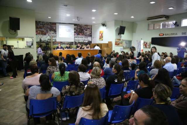 Professores exibem promessas de Bernal antes de decidirem sobre greve