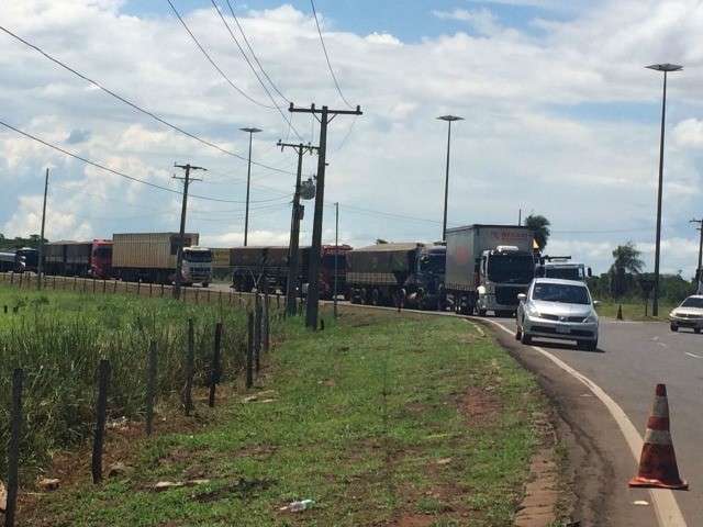 Caminhoneiros voltam a bloquear tr&aacute;fego de ve&iacute;culos de carga em rodovia