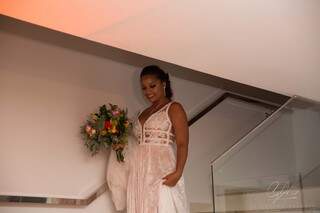 Noiva desceu da escada da própria casa até cerimônia que foi na sala. (Foto: Guilherme Molento)