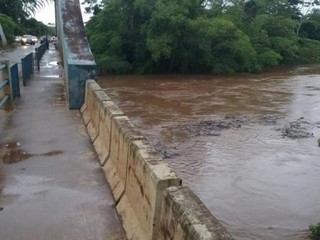 O rio Miranda invadiu parte de uma rodovia em Jardim e pode afetar outro municípios nas próximas horas (Foto: Eduardo Grubert/ Reprodução Facebook)