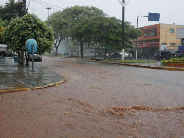 Chuva de 50 mil&iacute;metros alaga ruas, mas n&atilde;o h&aacute; inunda&ccedil;&otilde;es de casas