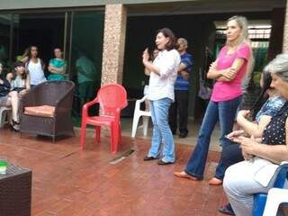 Virgínia Magrini (de rosa) em reunião com a candidata do PR, Délia Razuk (Foto: Direto das Ruas)