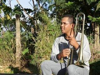 O trombone acompanha Raphael para todo lado (Foto: Kisie Ainoã)