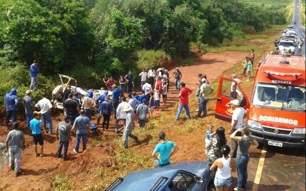 Noiva a caminho do casamento sofre acidente e carro capota em Jate&iacute;
