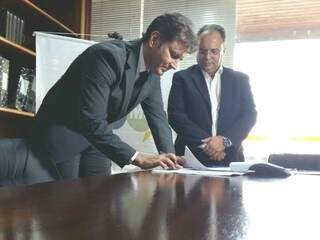 Presidente da Anoreg assina contrato com a Caixa Econômica (Foto: Ricardo Campos Jr.)