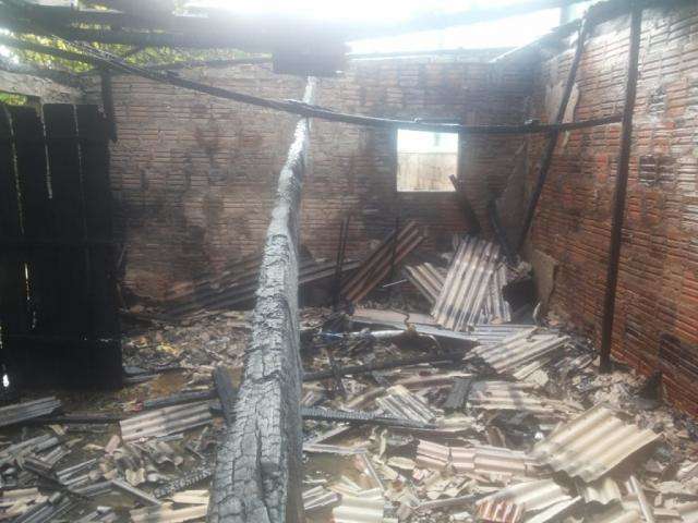 Morador tenta apagar inc&ecirc;ndio de casa sozinho e tem rosto queimado
