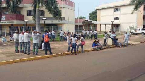 Funcionários da limpeza fazem paralisação na UFMS para cobrar salário