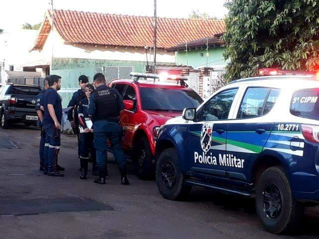 Filho de subtenente mata a tia a facadas durante discuss&atilde;o e foge
