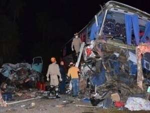 Ônibus sofre pane, capota e fere 18 pessoas; 2º acidente em 15 dias