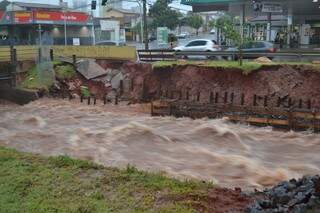 Margem de Córrego Prosa desmoronou e voltou a avançar sobre a avenida Fernando Corrêa da Costa , no Centro (Foto: Paulo Francis)