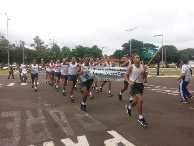 Corrida da Paz re&uacute;ne mil participantes entre militares e civis