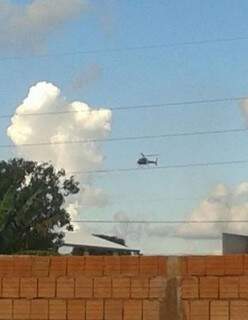 Moradores do Jardim Noroeste viram o helicóptero sobrevoando o local durante o dia. (Foto: Direto das Ruas)