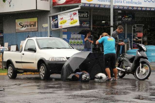 Condutores impacientes ignoram acidente com v&iacute;tima durante chuva