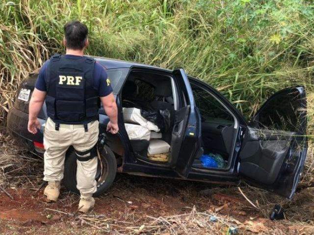 Motorista cai em barranco e acaba preso com 465 kg de maconha